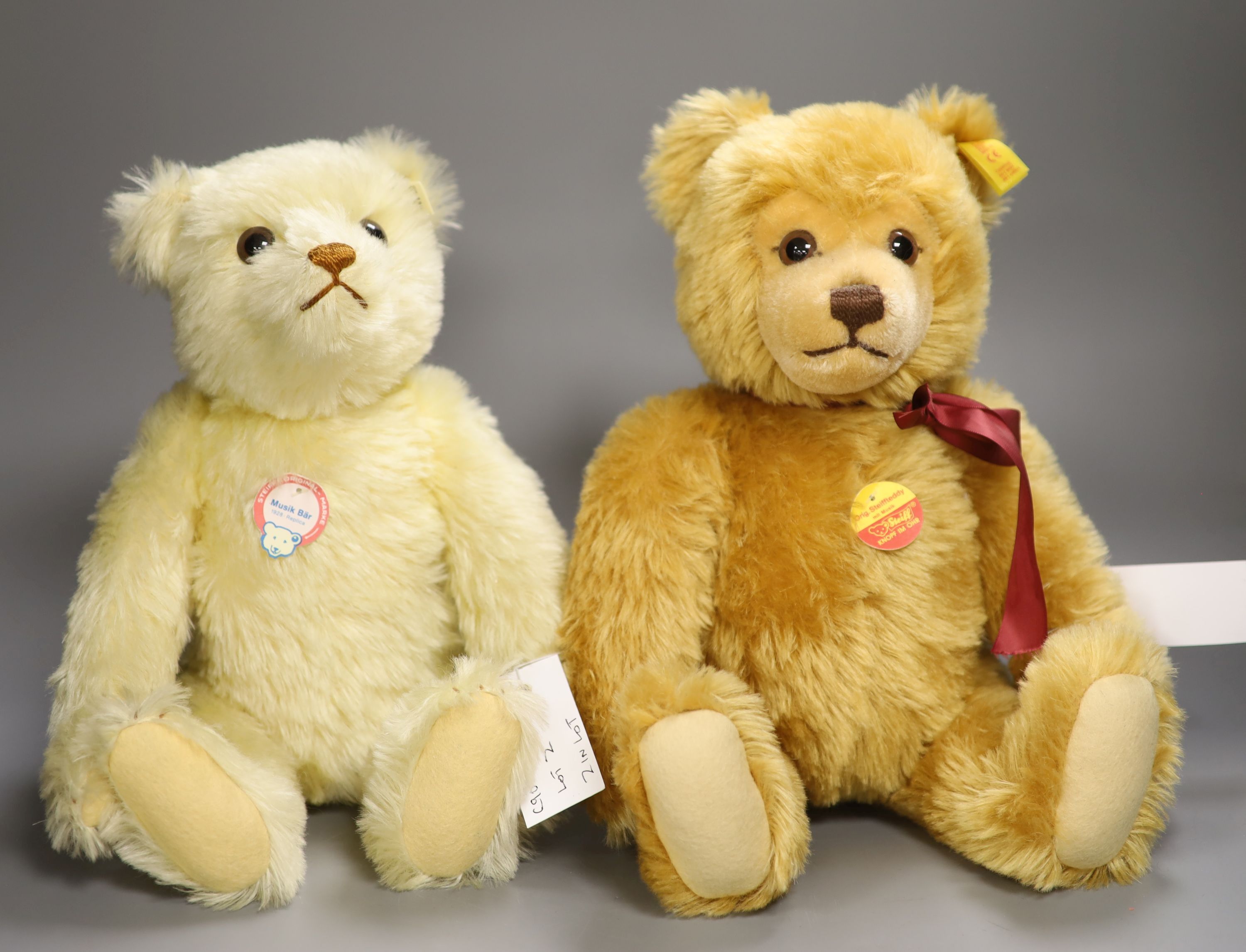 A Steiff musical original bear and a Musik bear 1928 replica (2)